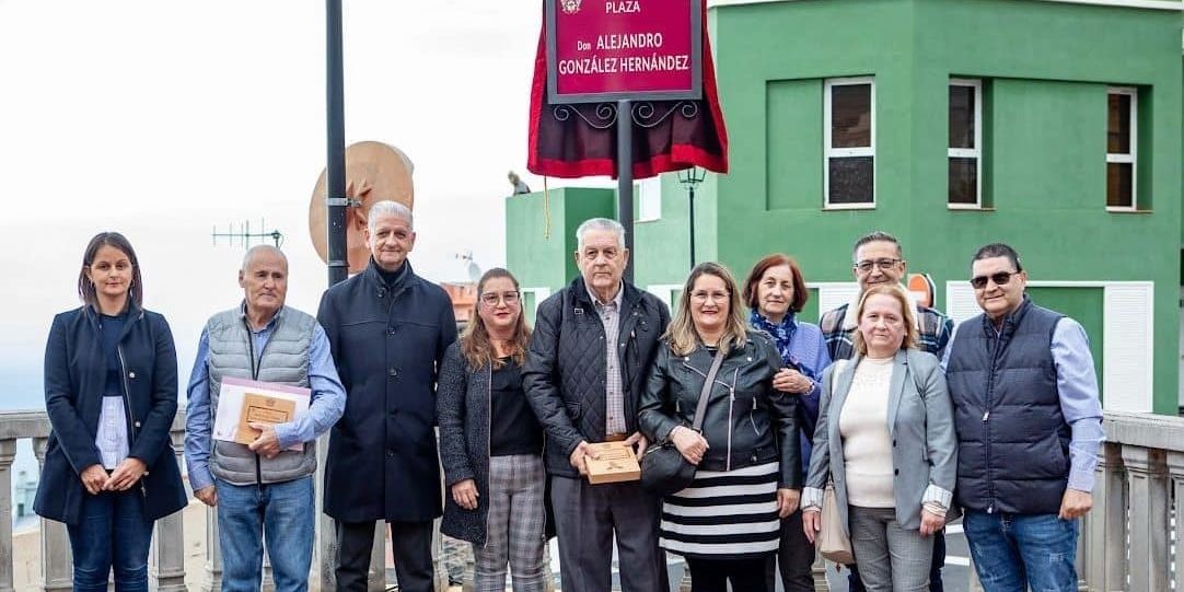 alcalde con homenajeado y familia