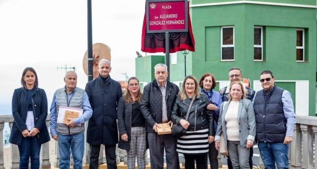 alcalde con homenajeado y familia