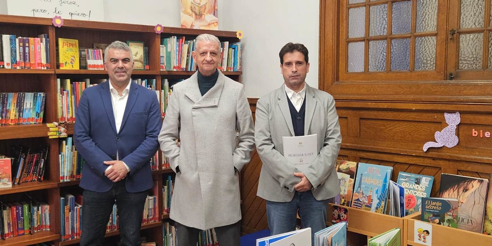 concejal Sergio Martín, Francisco Linares y director de la biblioteca