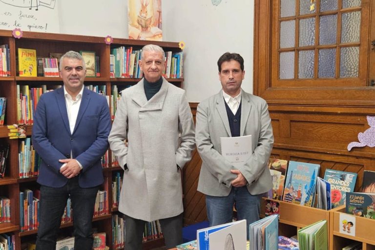 concejal Sergio Martín, Francisco Linares y director de la biblioteca