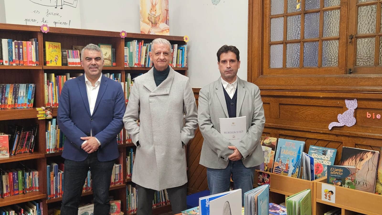 concejal Sergio Martín, Francisco Linares y director de la biblioteca