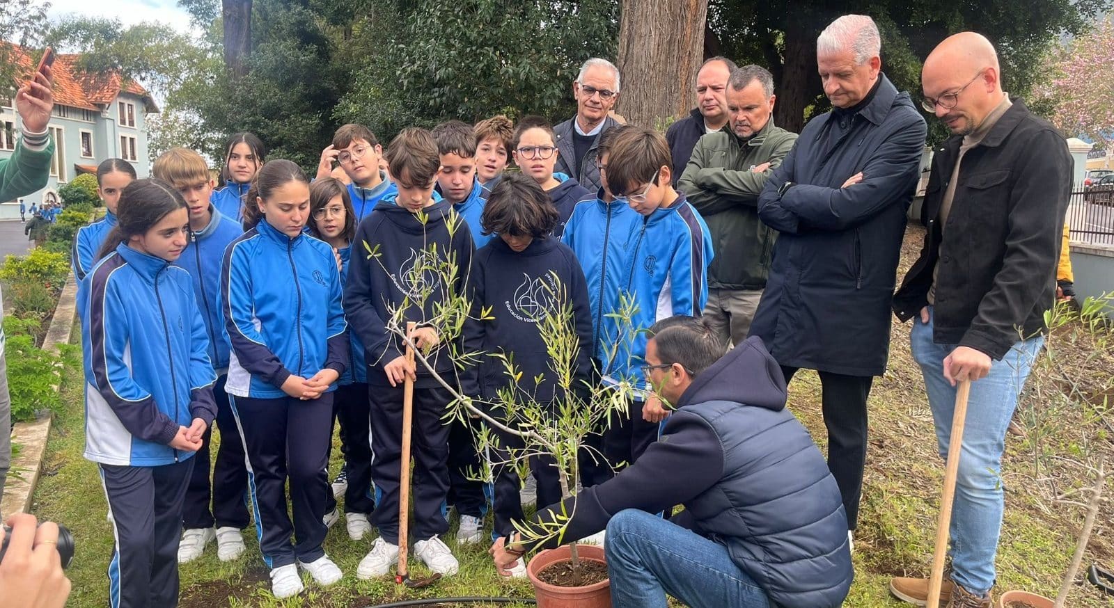 momento de plantación de árboles. Escolares del colegio de La Milagrosa