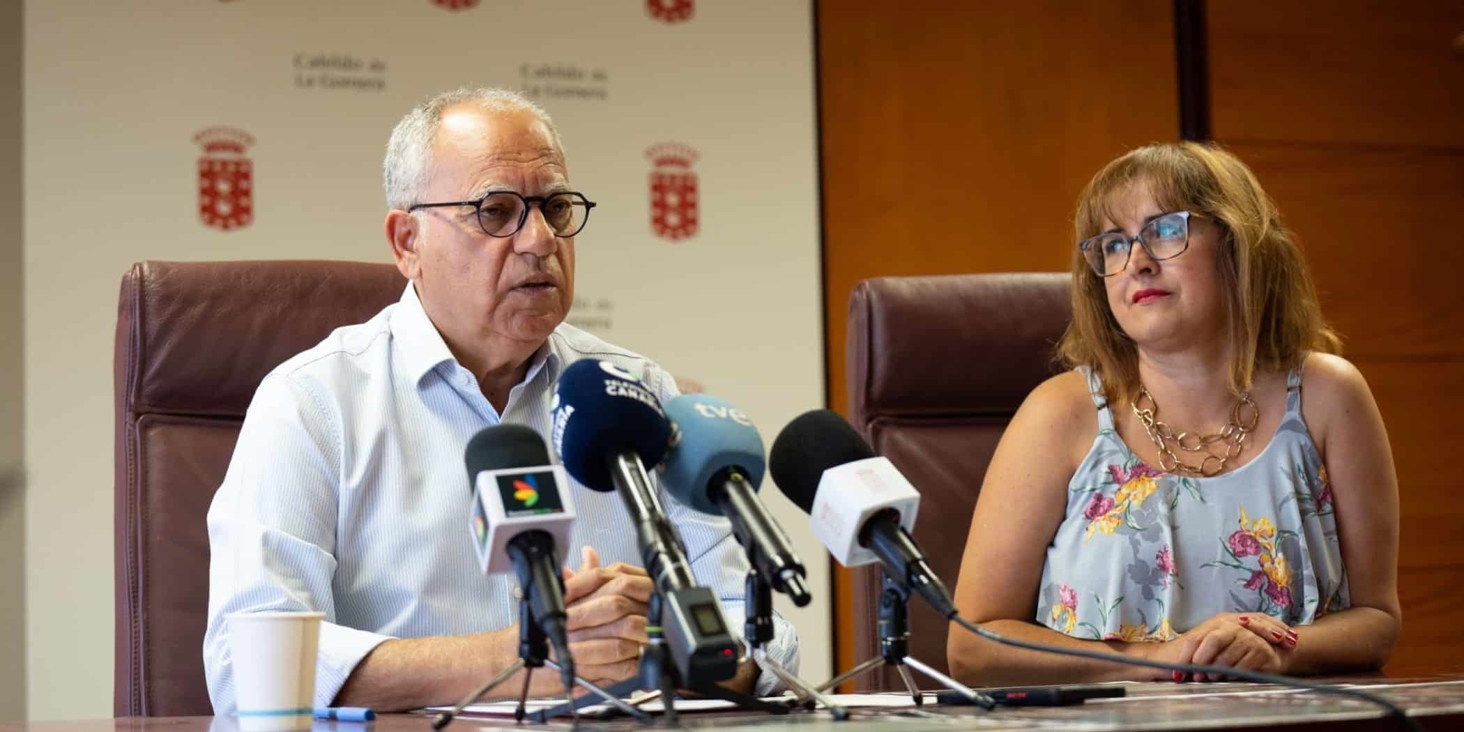 030424 Casimiro Curbelo y Rosa Elena García durante una atención a medios