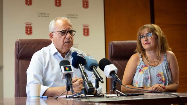 030424 Casimiro Curbelo y Rosa Elena García durante una atención a medios