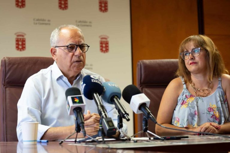 030424 Casimiro Curbelo y Rosa Elena García durante una atención a medios
