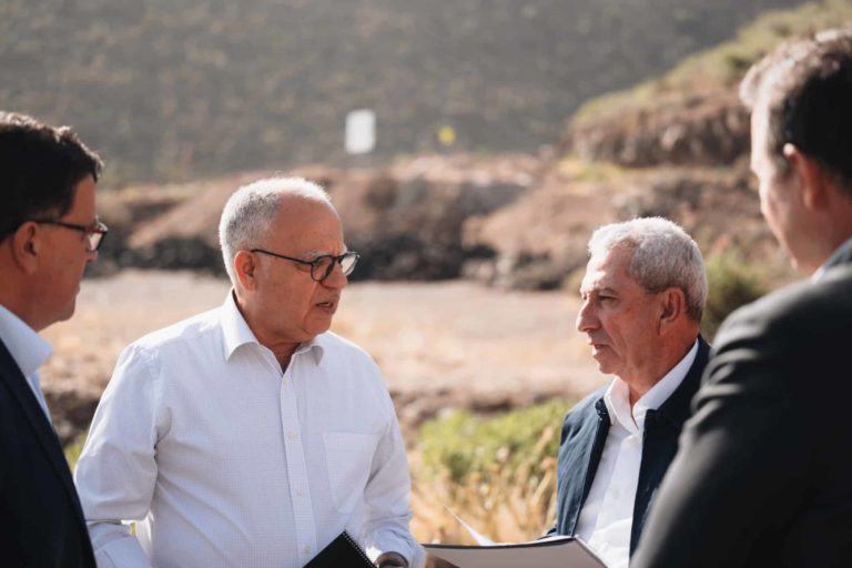 080424 El presidente del Cabildo de La Gomera, Casimiro Curbelo, junto al gerente del Consejo Insular de Aguas de La Gomera, Juan Luis Mora (1)