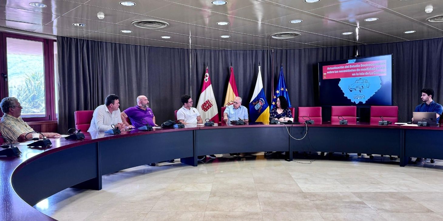 180424 El presidente del Cabildo, Casimiro Curbelo, y la consejera insular de Movilidad, Cristina Ventura, reunidos con representantes del sector del taxi