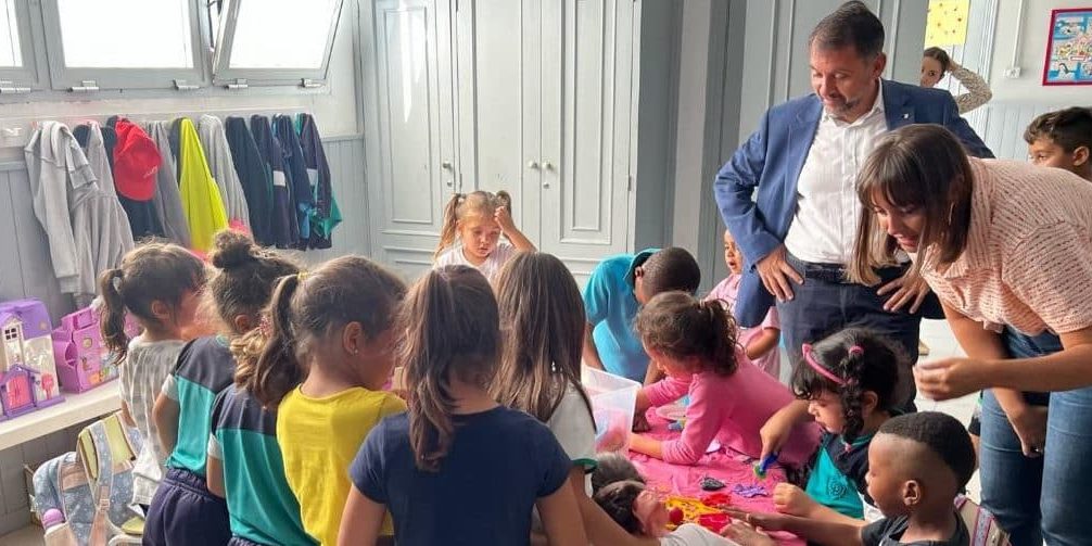 240408 Alcalde y concejala de Educación en un colegio