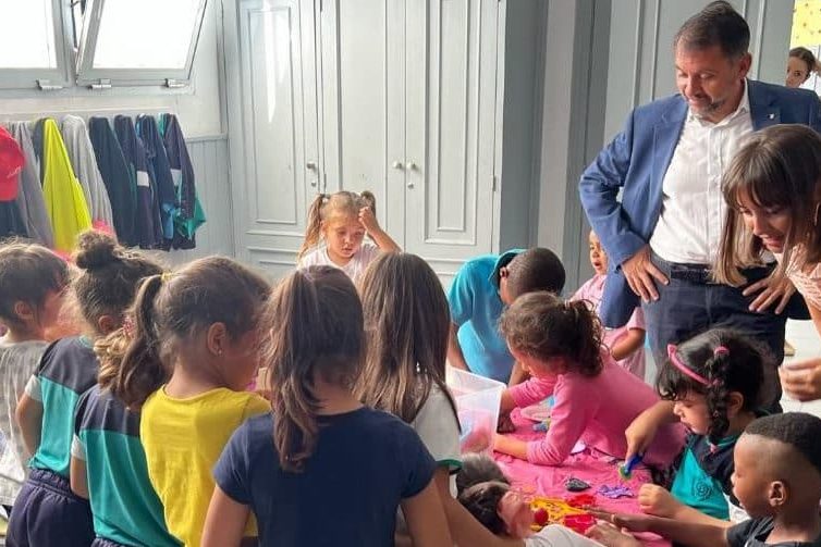 240408 Alcalde y concejala de Educación en un colegio