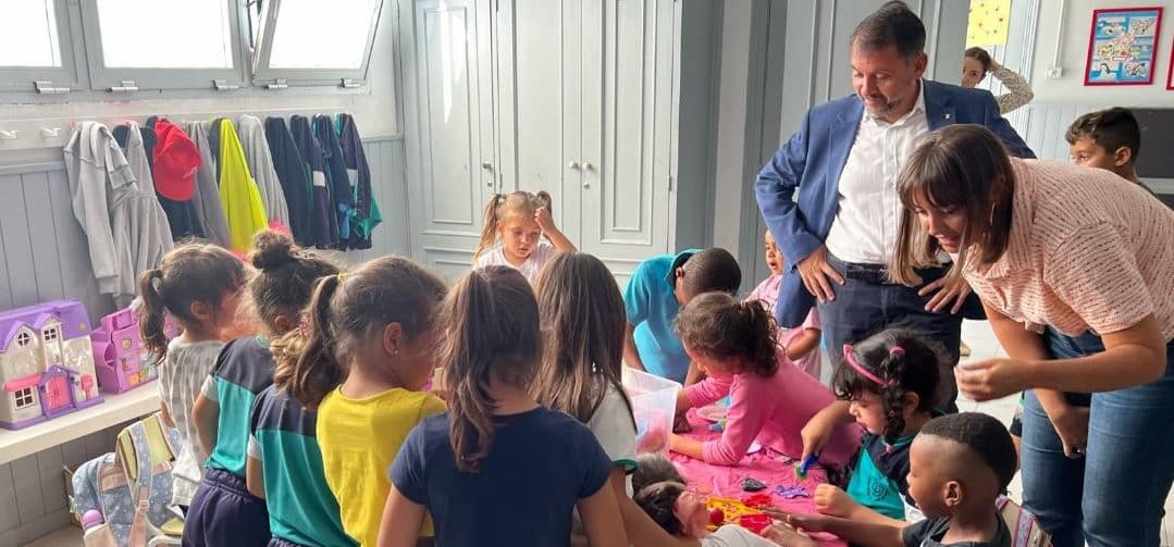 240408 Alcalde y concejala de Educación en un colegio