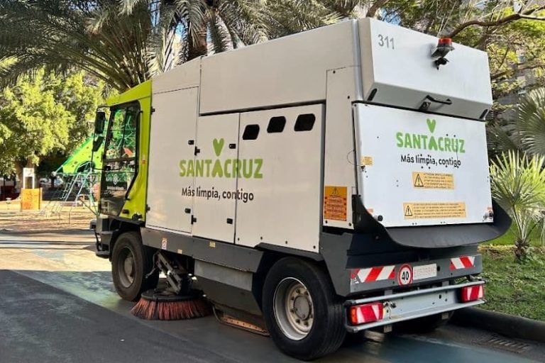 240415 Barredora durante la limpieza de zona de Santa Cruz