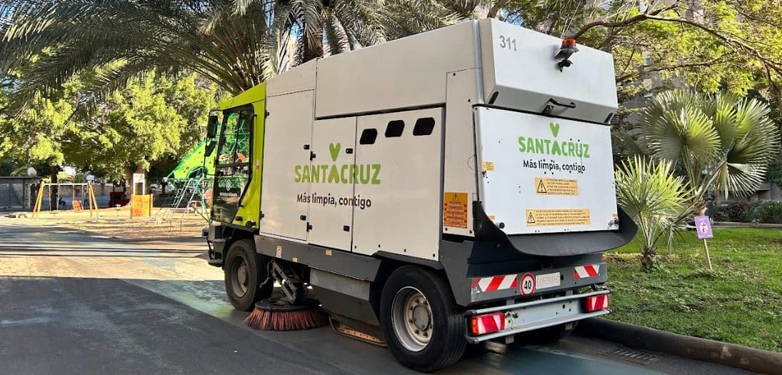 240415 Barredora durante la limpieza de zona de Santa Cruz