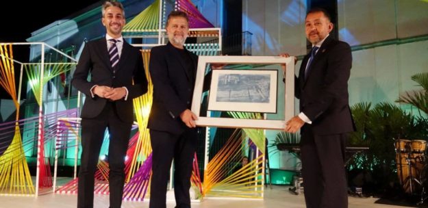 240418 Entrega del cuadro al pregonero de las Fiestas de Mayo