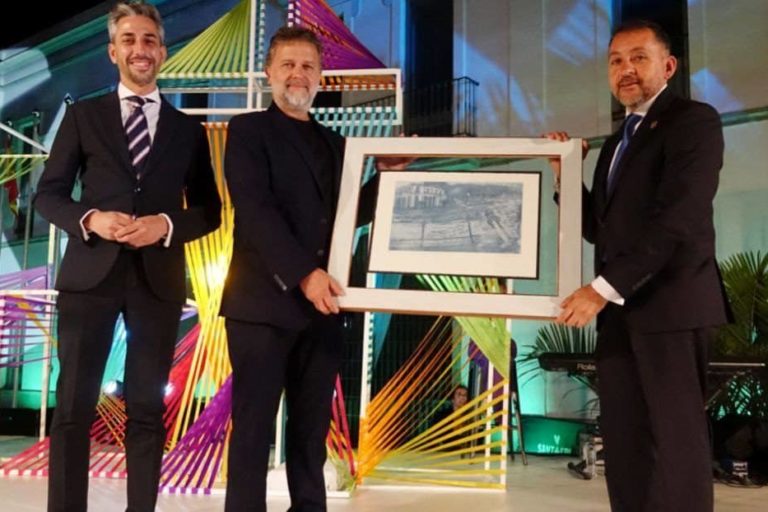 240418 Entrega del cuadro al pregonero de las Fiestas de Mayo
