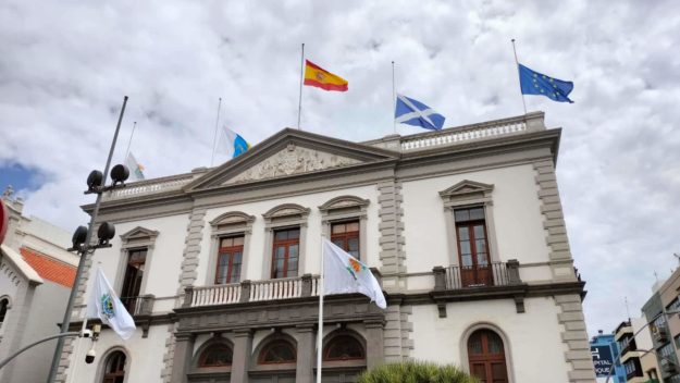 240419 banderas a media asta por José Emilio García Gómez