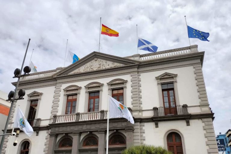 240419 banderas a media asta por José Emilio García Gómez