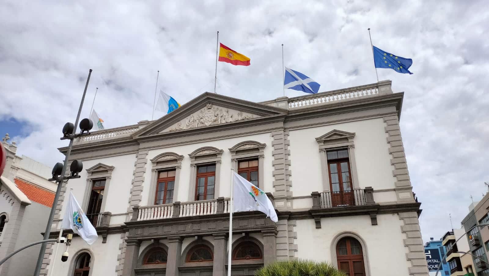 240419 banderas a media asta por José Emilio García Gómez