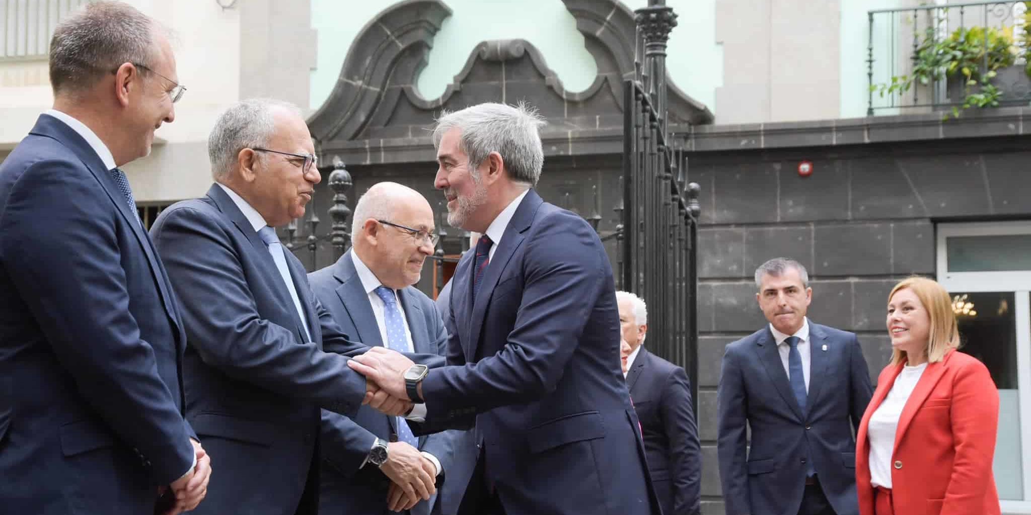 300424 Casimiro Curbelo, presidente del Cabildo de La Gomera, junto al presidente de Canarias, Fernando Clavijo