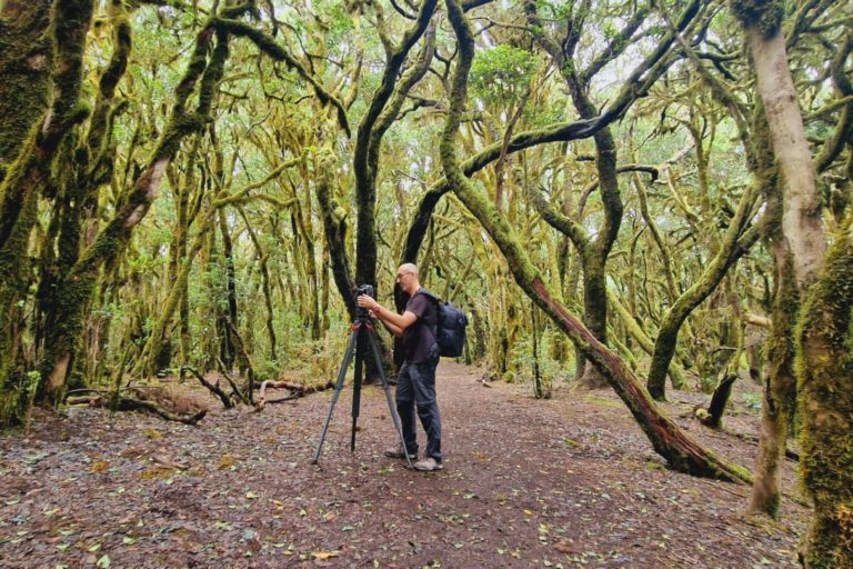 300424 Personal de la productora durante la localización de ubicaciones en La Gomera para la grabación del documental