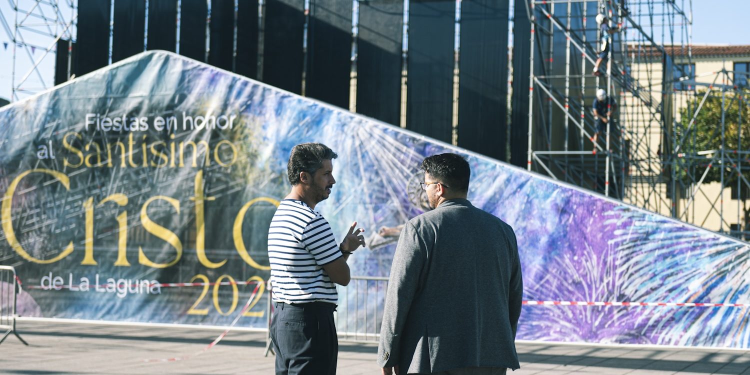 Archivo Luis Yeray Gutiérrez y Dailos González en el montaje del escenario de las fiestas del Cristo 2023