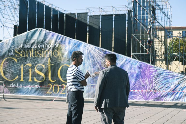 Archivo Luis Yeray Gutiérrez y Dailos González en el montaje del escenario de las fiestas del Cristo 2023