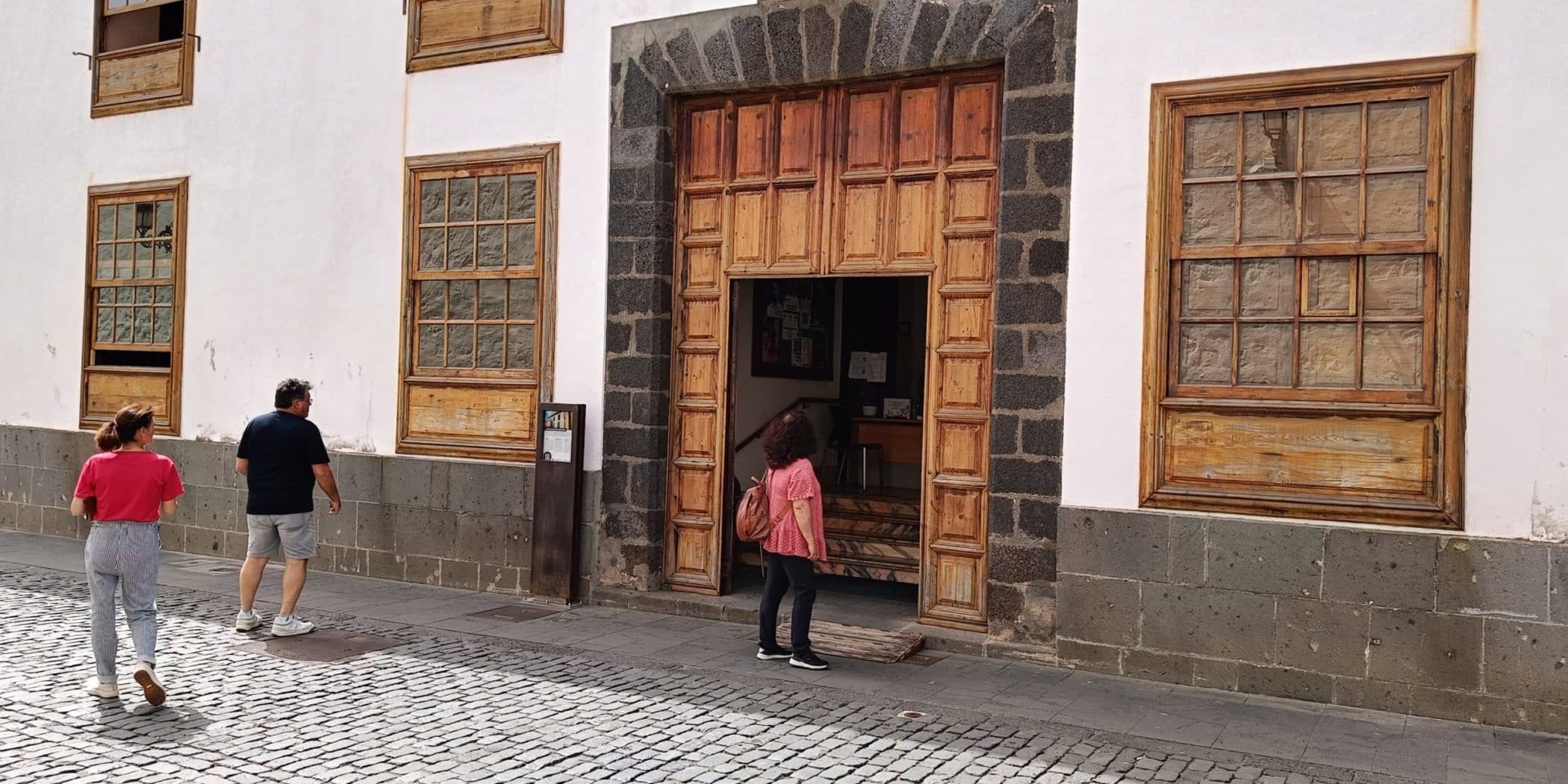 Entrada Ayuntamiento calle Obispo Rey Redondo