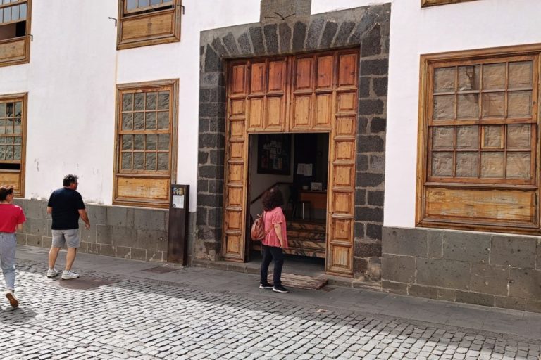 Entrada Ayuntamiento calle Obispo Rey Redondo