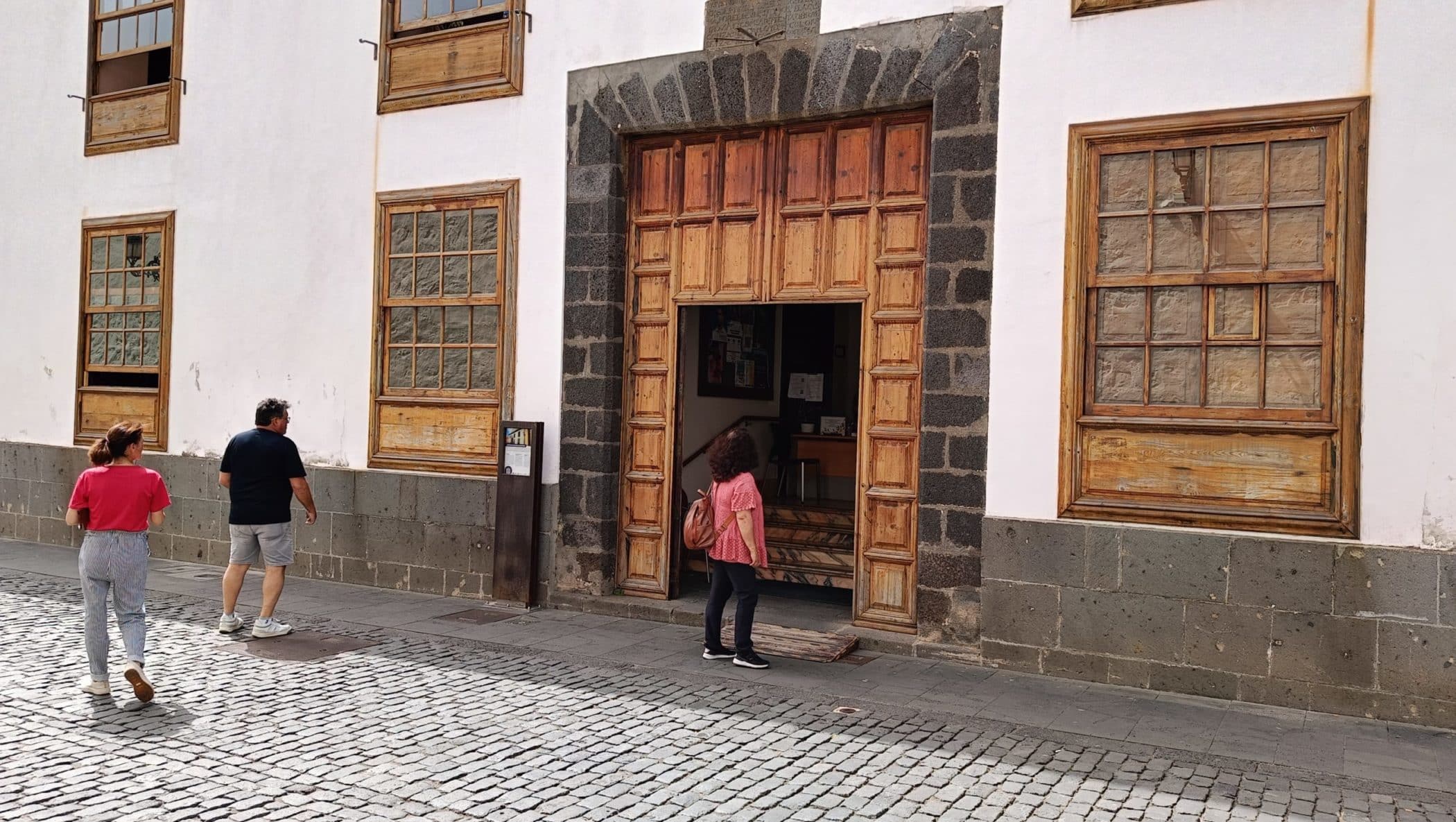 Entrada Ayuntamiento calle Obispo Rey Redondo