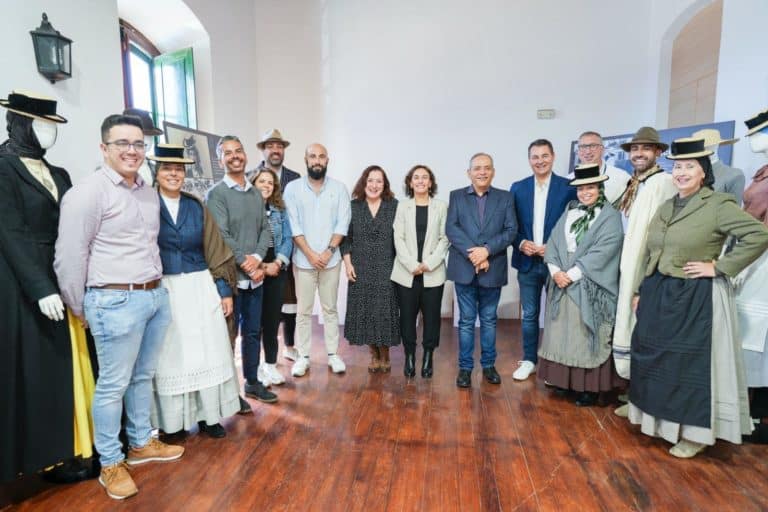 FOTO VESTIMENTA TRADICIONAL PORÍS DE ABONA
