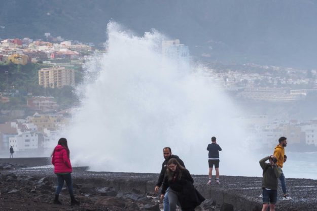 FUERTE OLEAJE EN TENERIFE 10-4-24