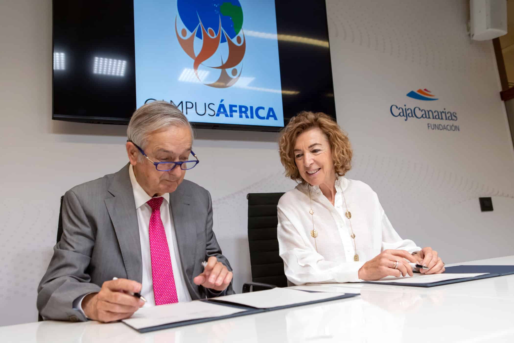 Firma convenio CajaCanarias CampusÁfrica 2