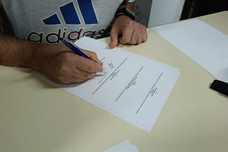 Momento de la firma de constitución de REVELA