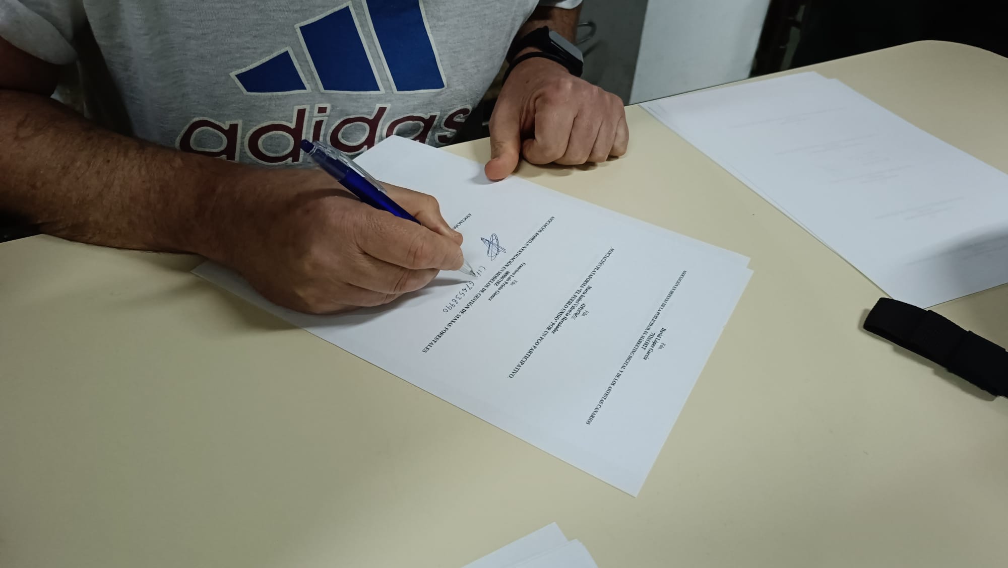 Momento de la firma de constitución de REVELA