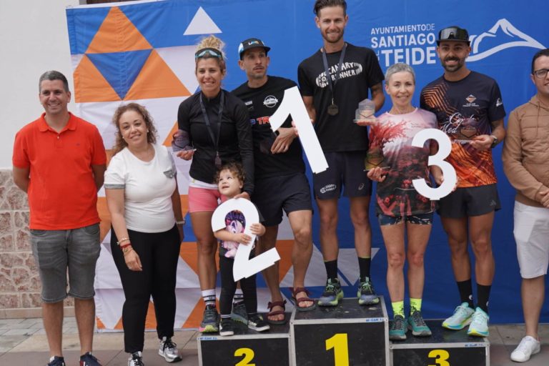 Podio masculino y femenino general 21km