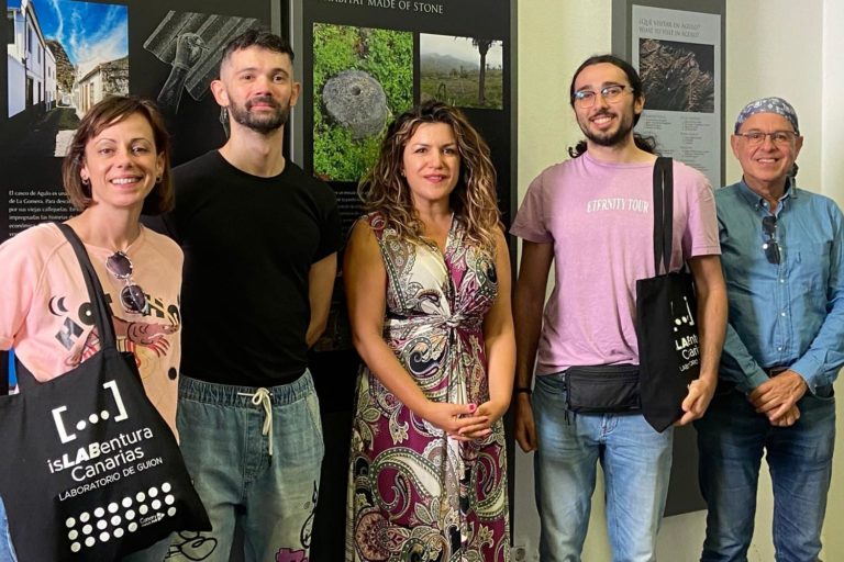 030524 La consejera insular de Turismo, María Isabel Méndez, junto a los guionistas participantes y su tutora