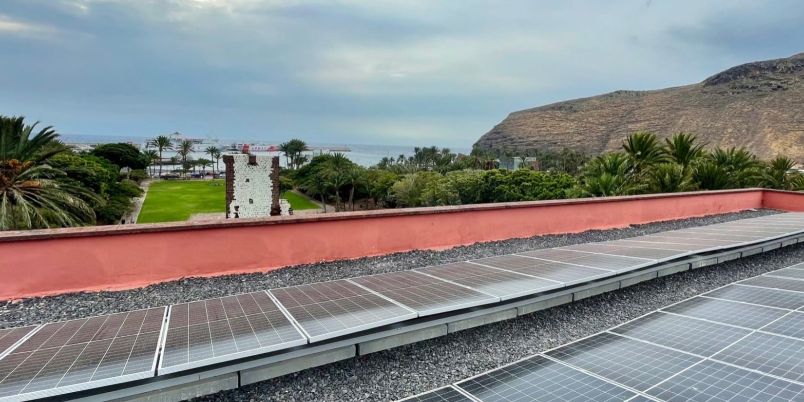 060524 Placas fotovoltaicas en el edificio sede del Cabildo de La Gomera
