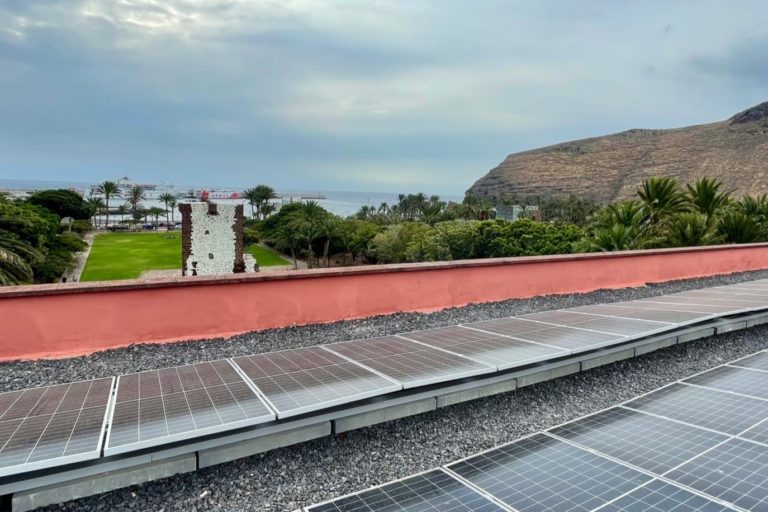 060524 Placas fotovoltaicas en el edificio sede del Cabildo de La Gomera