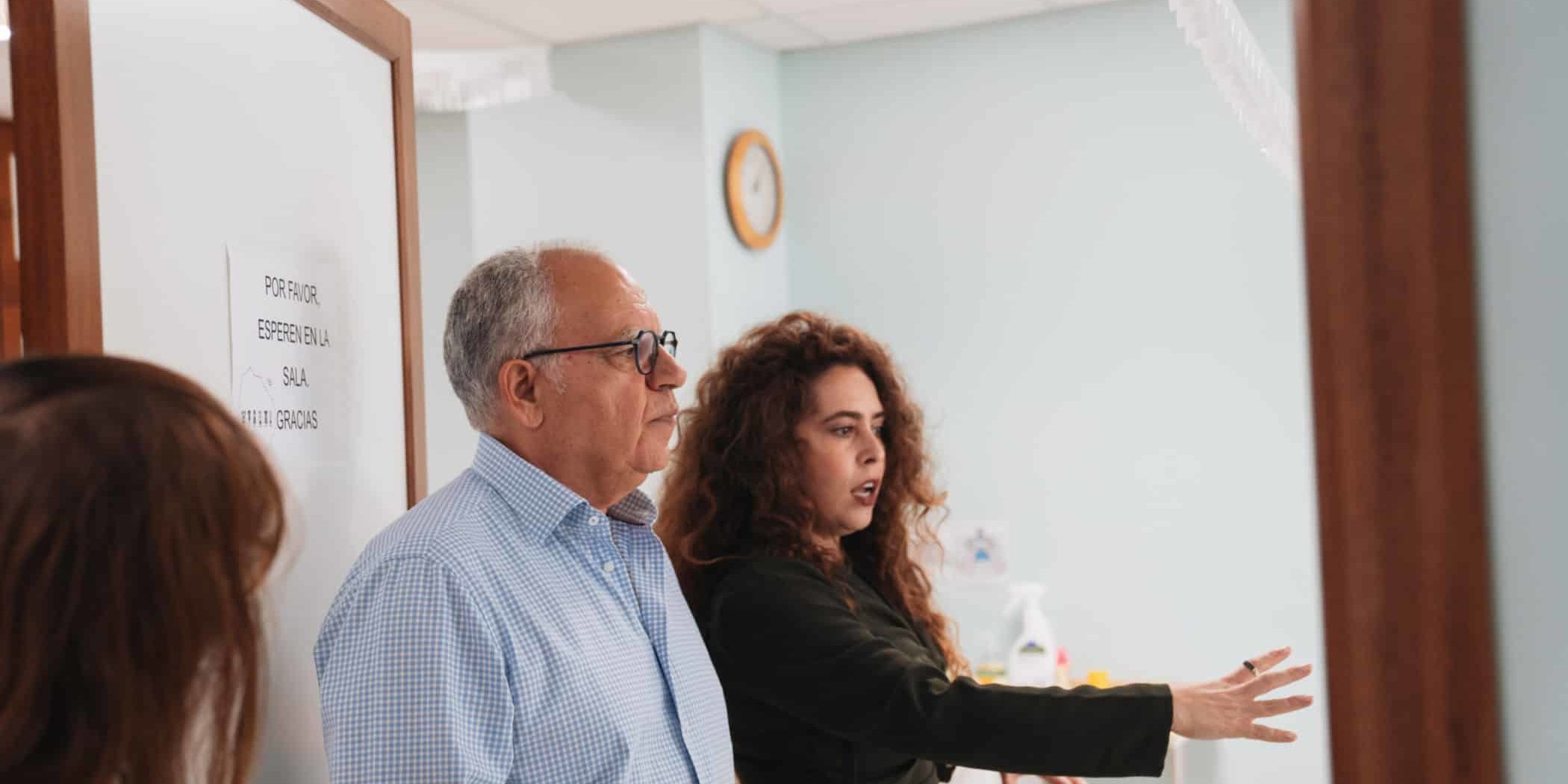 090524 El presidente del Cabildo, Casimiro Curbelo, y la gerente de los Servicios Sanitarios de La Gomera, Guacimara Barrera