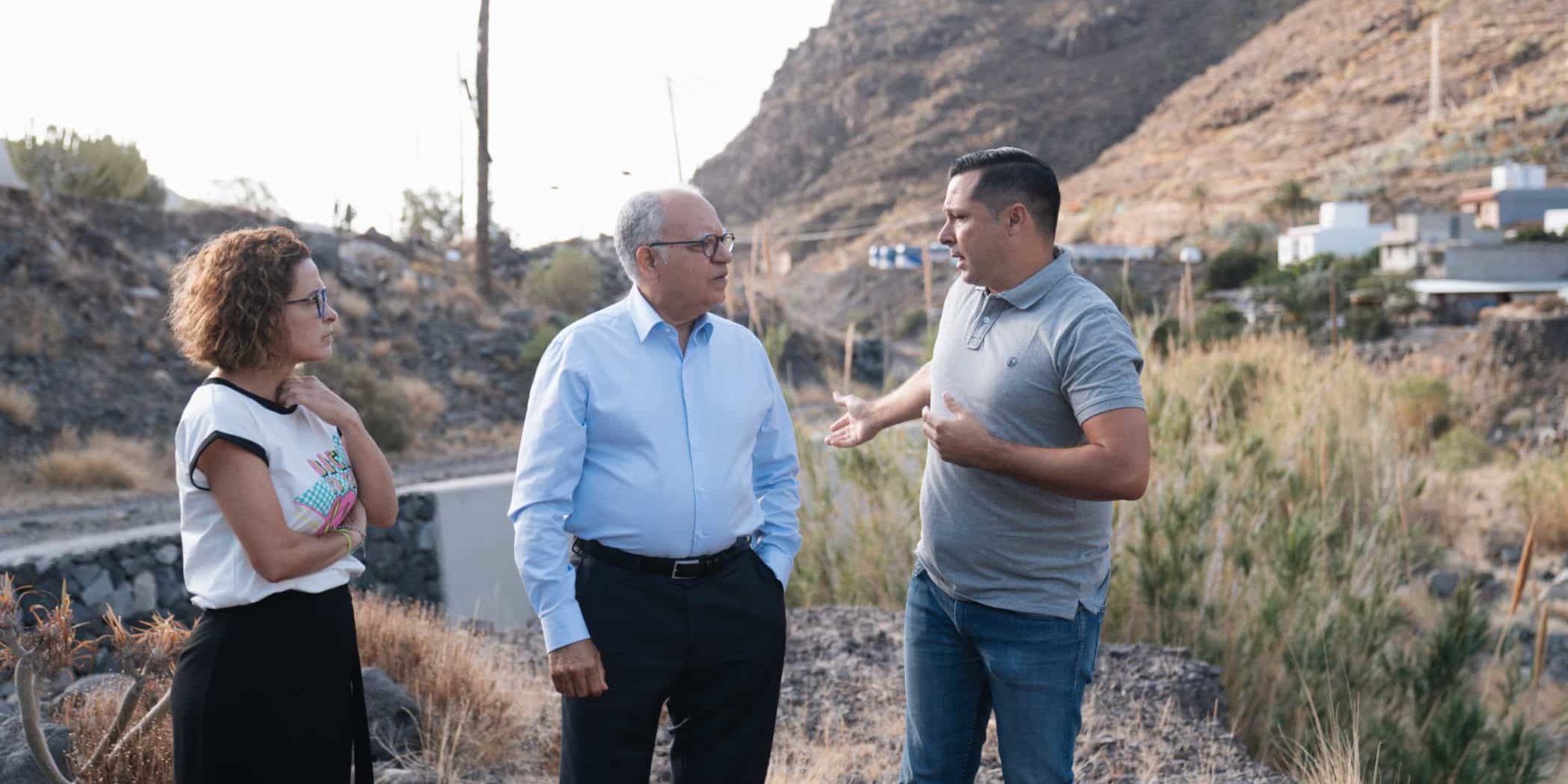 100524 El presidente del Cabildo, Casimiro Curbelo, y la alcaldesa de San Sebastián, Angélica Padilla, visitan los trabajos que se realizan para la recuperación paisajística del territorio