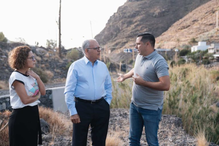 100524 El presidente del Cabildo, Casimiro Curbelo, y la alcaldesa de San Sebastián, Angélica Padilla, visitan los trabajos que se realizan para la recuperación paisajística del territorio