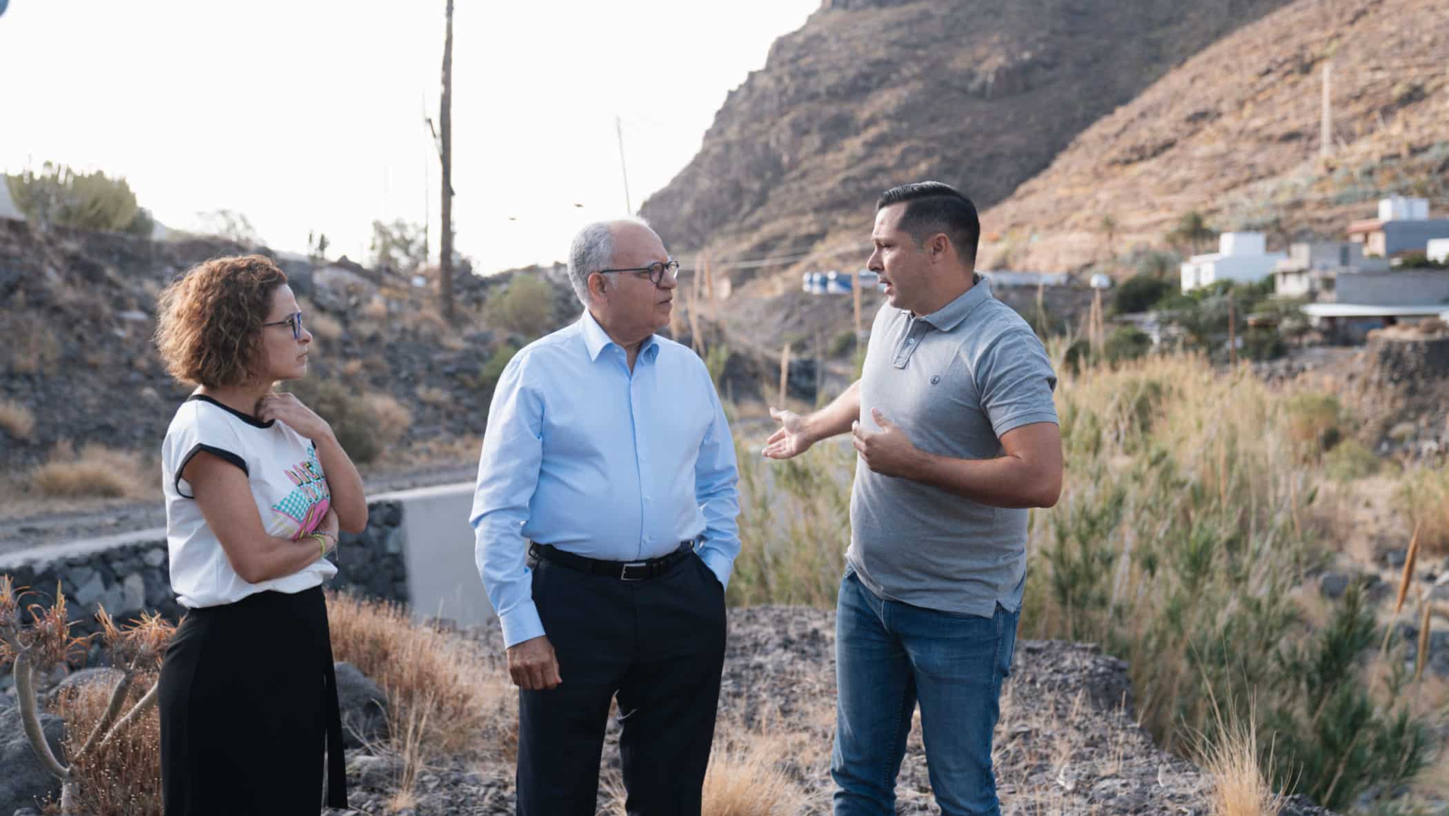 100524 El presidente del Cabildo, Casimiro Curbelo, y la alcaldesa de San Sebastián, Angélica Padilla, visitan los trabajos que se realizan para la recuperación paisajística del territorio