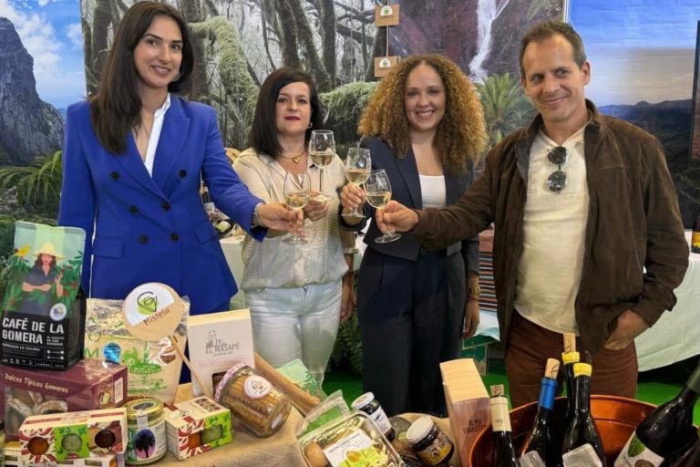 210524 Noelia Morales, consejera insular de Sector Primario, Nacy Melo, presidenta de DOP Vinos La Gomera, Paola Plasencia, consejera delegada de Hecansa, y Ancor Sánchez, productor