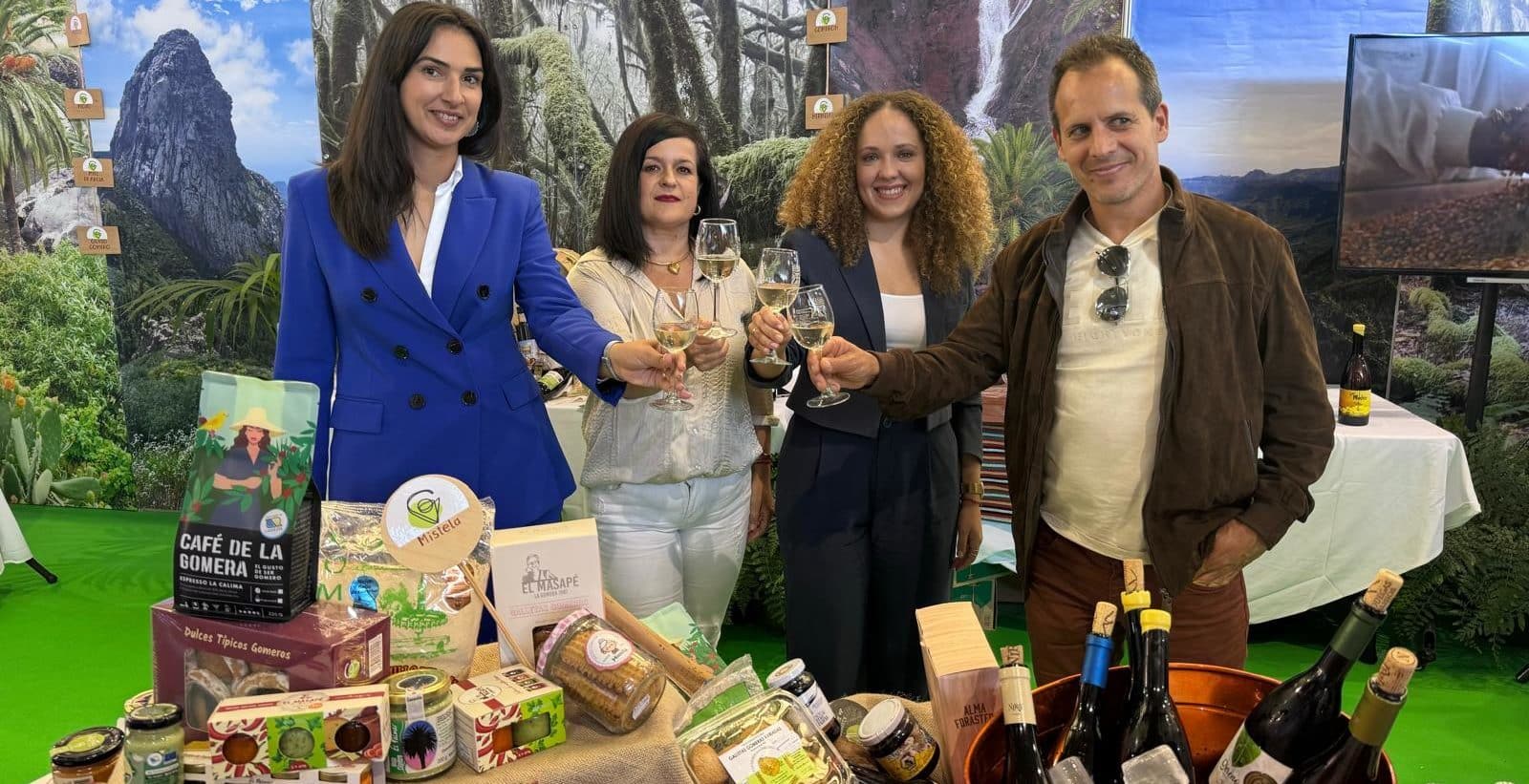 210524 Noelia Morales, consejera insular de Sector Primario, Nacy Melo, presidenta de DOP Vinos La Gomera, Paola Plasencia, consejera delegada de Hecansa, y Ancor Sánchez, productor