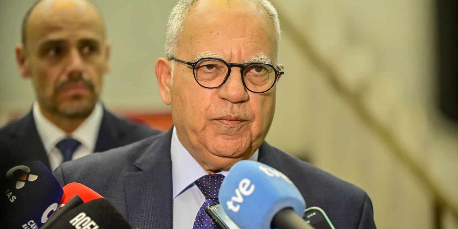 240524 Casimiro Curbelo atendiendo a los medios de comunicación en la jornada de constitución de los cincos grupos de trabajo promovidos por el Gobierno de Canarias