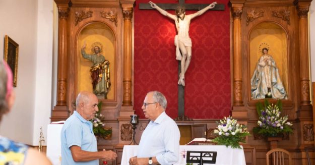 Casimiro Curbelo junto al restaurado del retablo de El Crucificado en Alojera