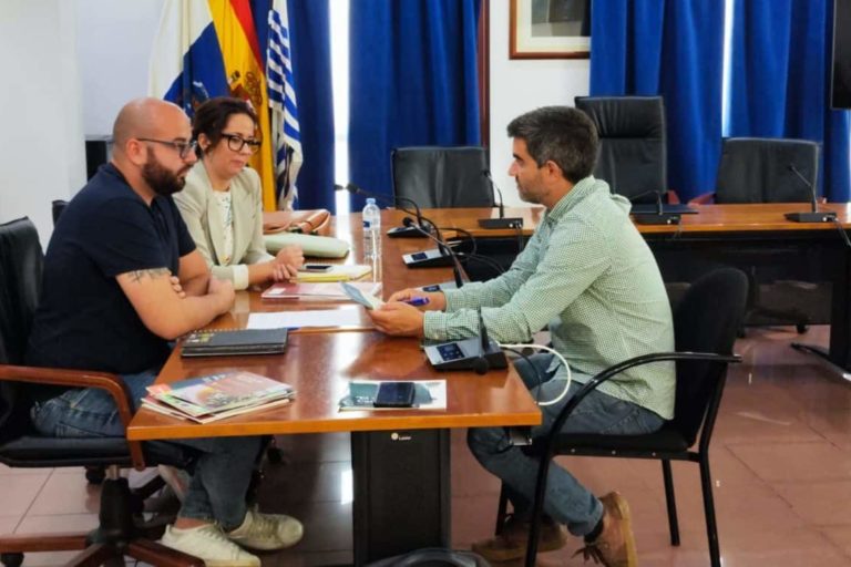 El Concejal reunido con la empresa encargada de la edición
