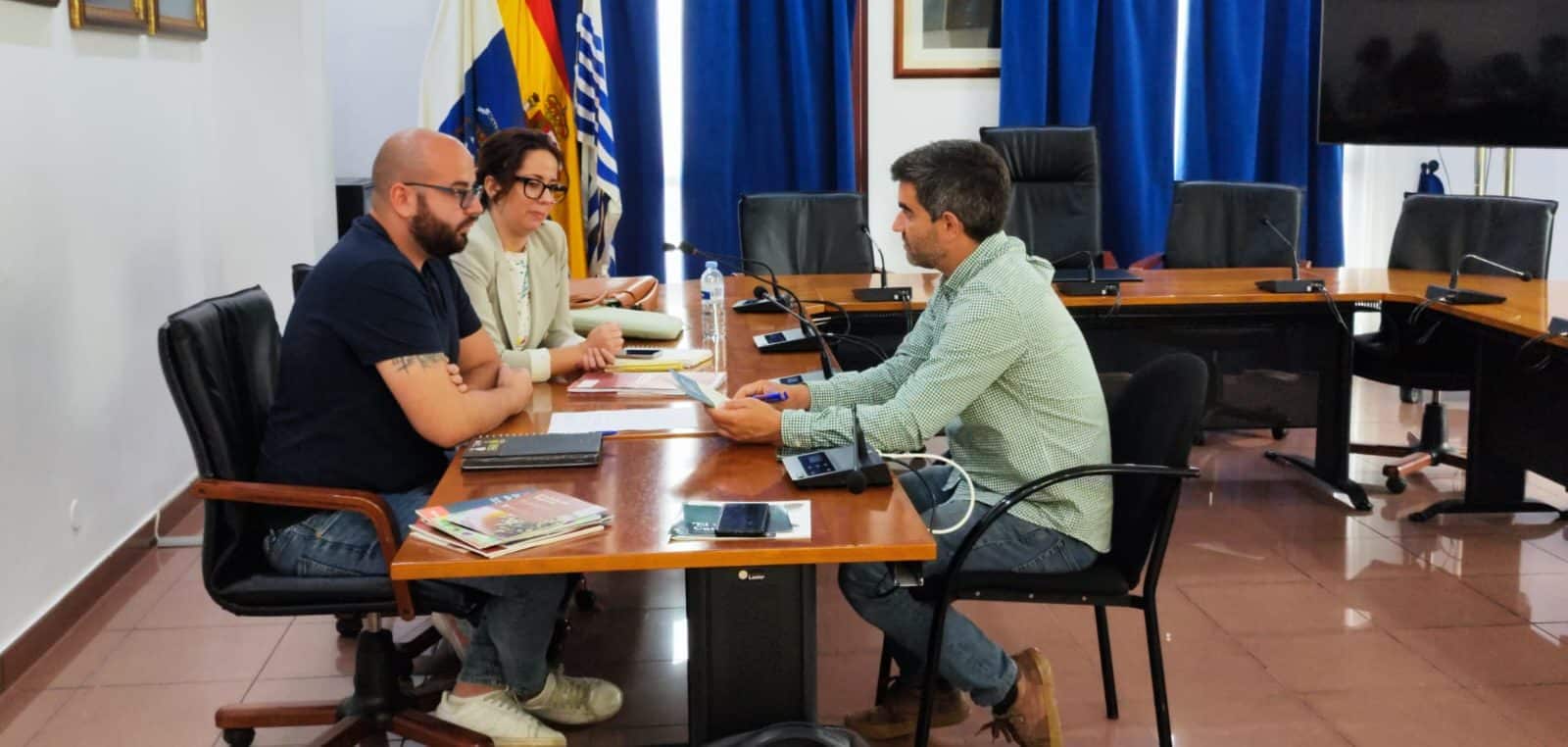 El Concejal reunido con la empresa encargada de la edición