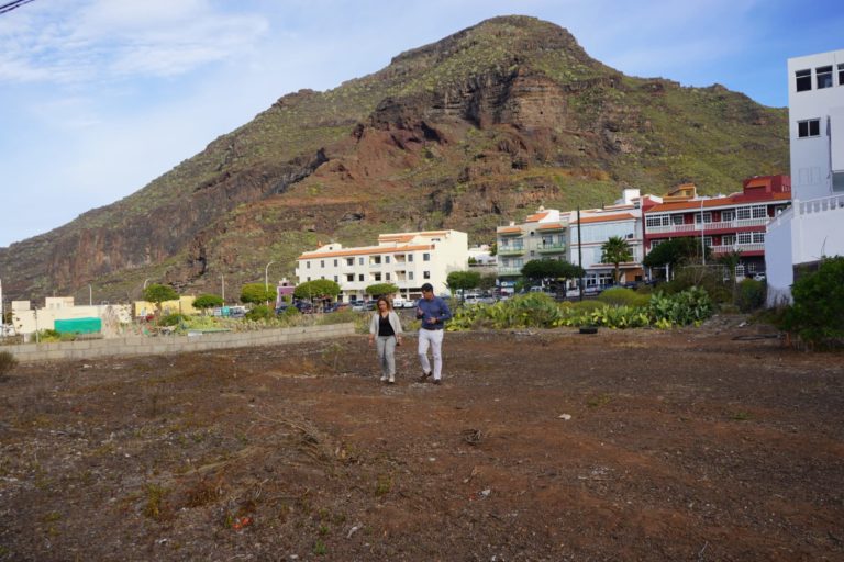 El alcalde en una reciente visita a la parcela2