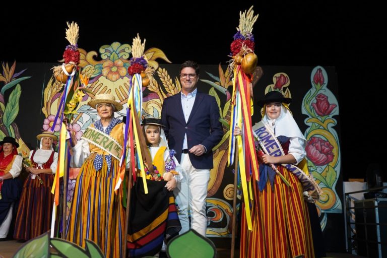 El alcalde junto a las nuevas romeras del municipio