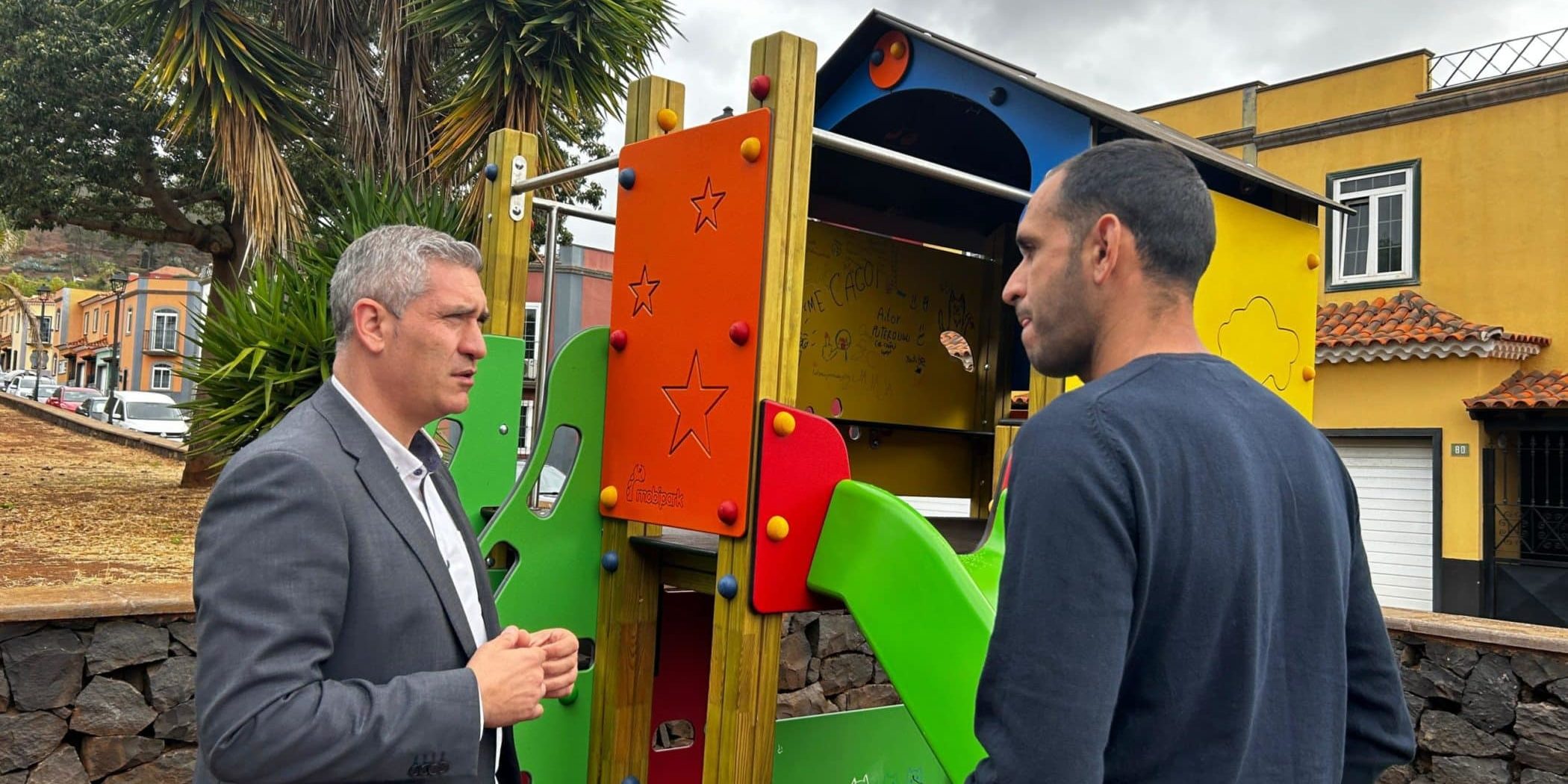 El concejal Fran Hernández en el parque infantil Las Gavias